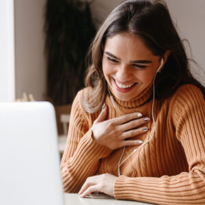 Web Design Image Businesswoman giving a 30-second elevator pitch in a networking event