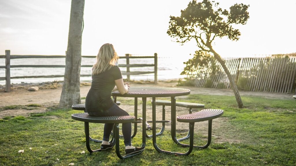 Web Design Image Solitary thinker at sunset – creativity through isolation